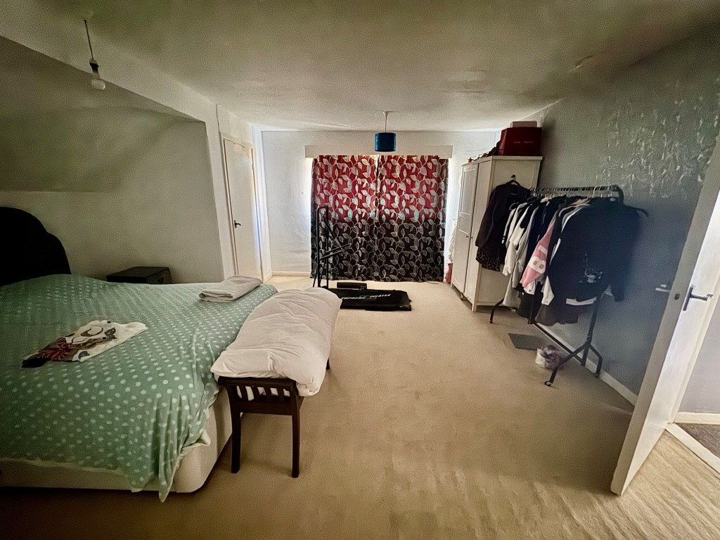 Lot: 167 - DETACHED FOUR-BEDROOM HOUSE - RESIDENTIAL INVESTMENT - Bedroom 1